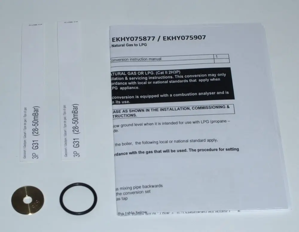 Daikin Umbau-Set mit Anleitung zur Umstellung auf LPG, inkl. Bauteile wie Dichtungen und Etiketten für den Gasbetrieb. Anweisungen zur Installation und Sicherheit enthalten.